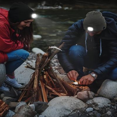 O farol do diodo emissor de luz Bluetooth Beanie With, USB unisex Rechargable entrega a mulheres livres dos faróis homens presentes para o paizinho ele marido